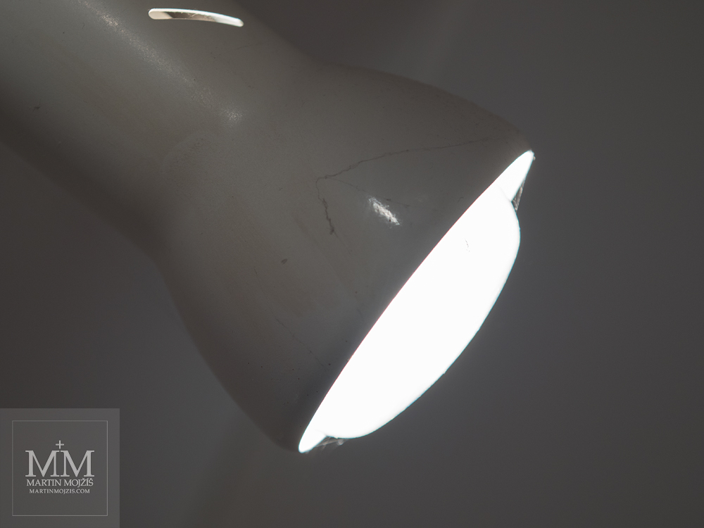 Bodový reflektor, svítící žárovka. Fotografie vytvořená objektivem Olympus M. Zuiko digital ED 40 - 150 mm 1:2.8 PRO.